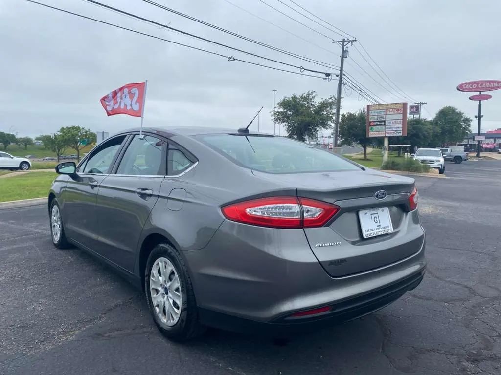 Ford Fusion Vehicle Full-screen Gallery Image 3