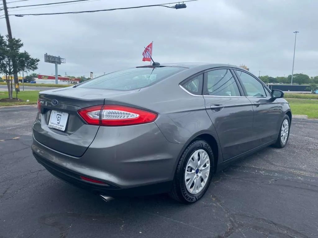 Ford Fusion Vehicle Full-screen Gallery Image 4