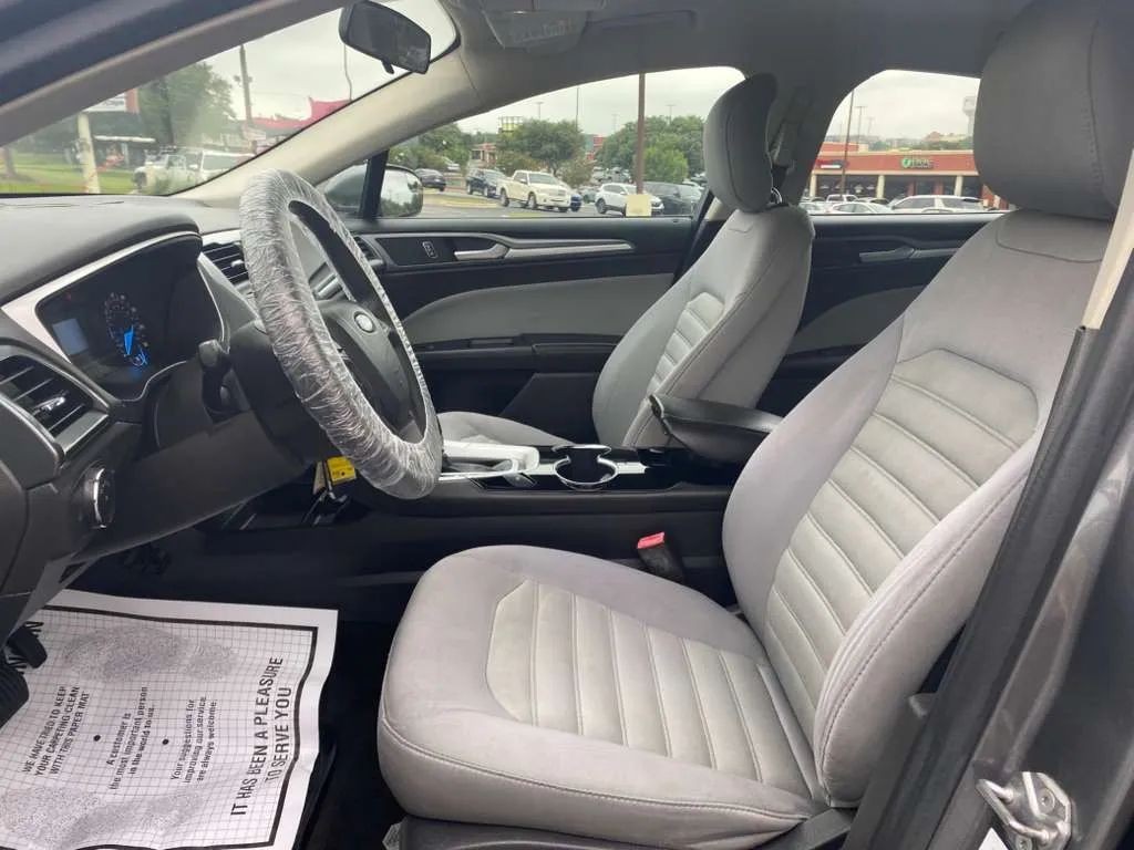 Ford Fusion Vehicle Full-screen Gallery Image 6