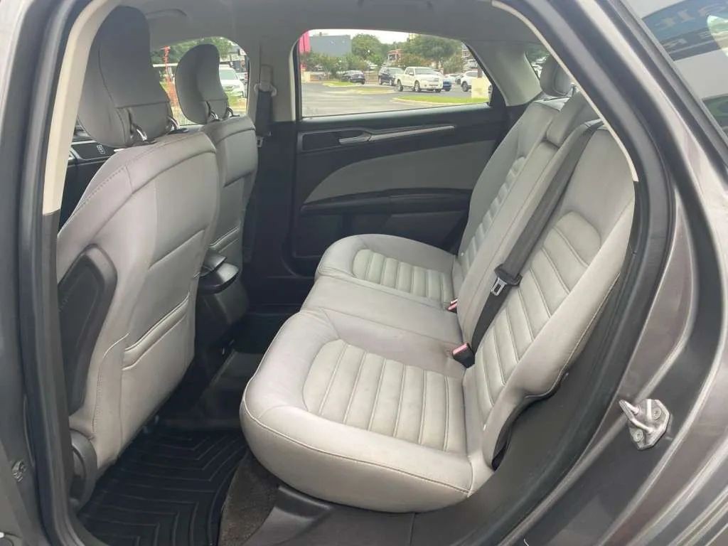 Ford Fusion Vehicle Full-screen Gallery Image 8