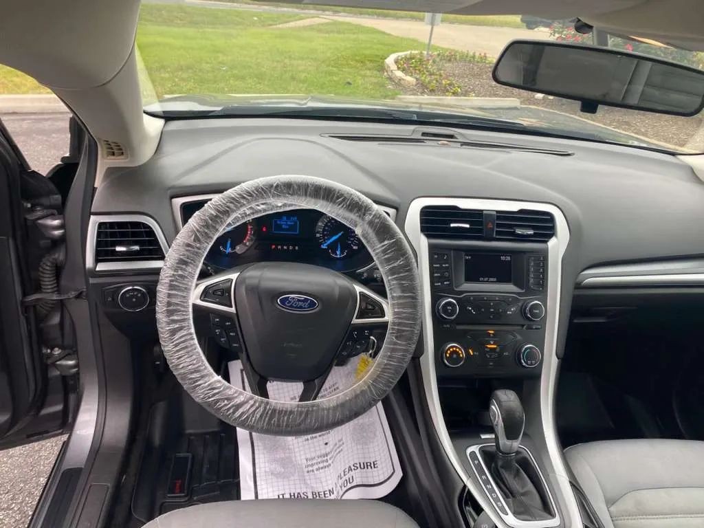 Ford Fusion Vehicle Full-screen Gallery Image 9