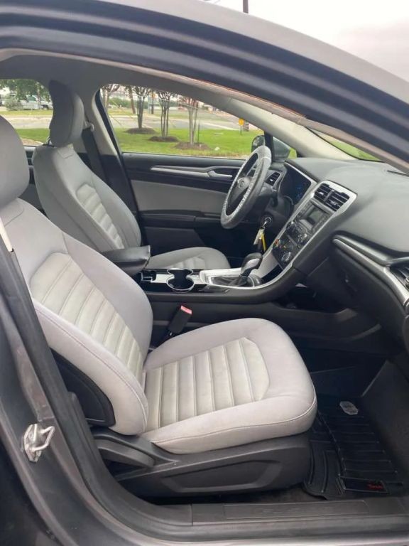 Ford Fusion Vehicle Full-screen Gallery Image 7