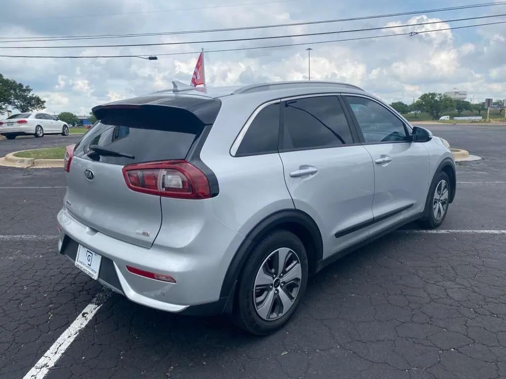 Kia Niro Vehicle Full-screen Gallery Image 4