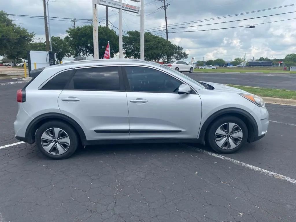 Kia Niro Vehicle Full-screen Gallery Image 5
