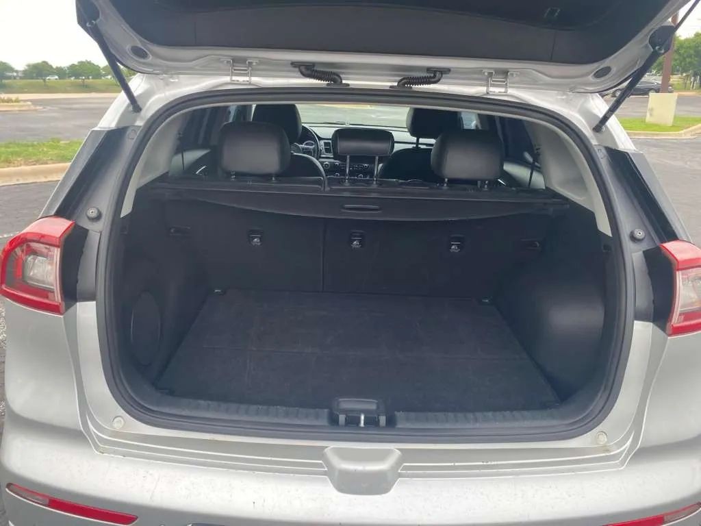 Kia Niro Vehicle Full-screen Gallery Image 9