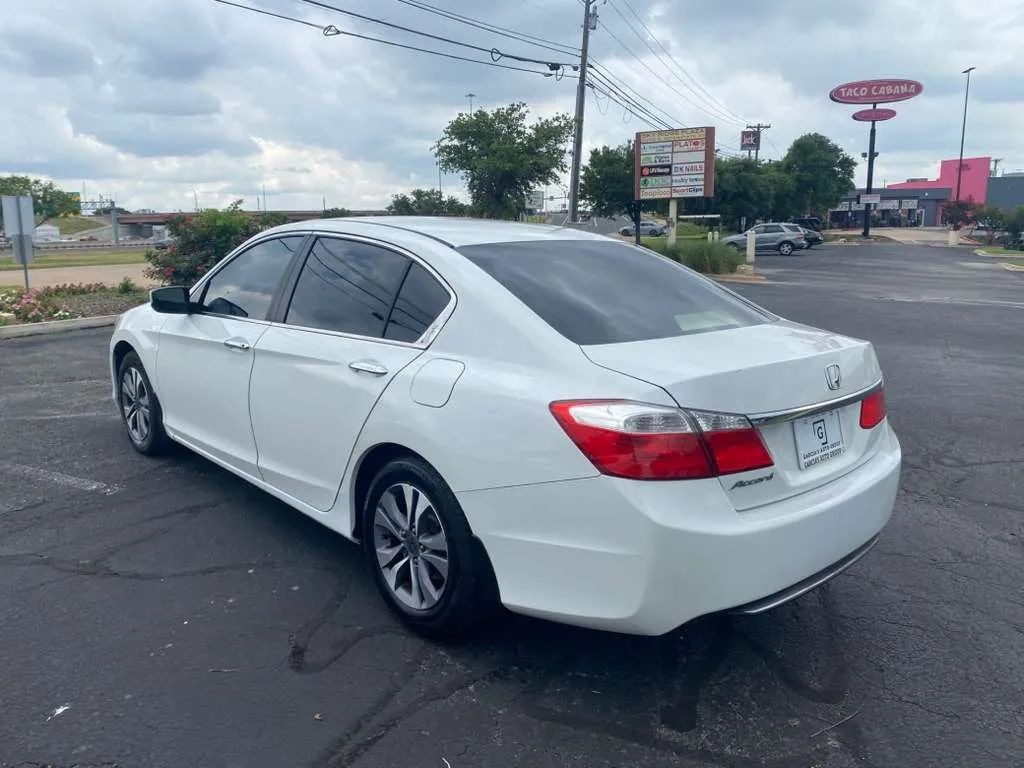 Honda Accord Sedan Vehicle Full-screen Gallery Image 3