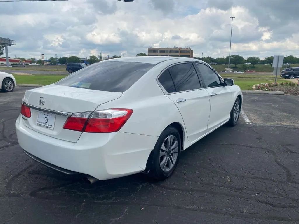 Honda Accord Sedan Vehicle Full-screen Gallery Image 4