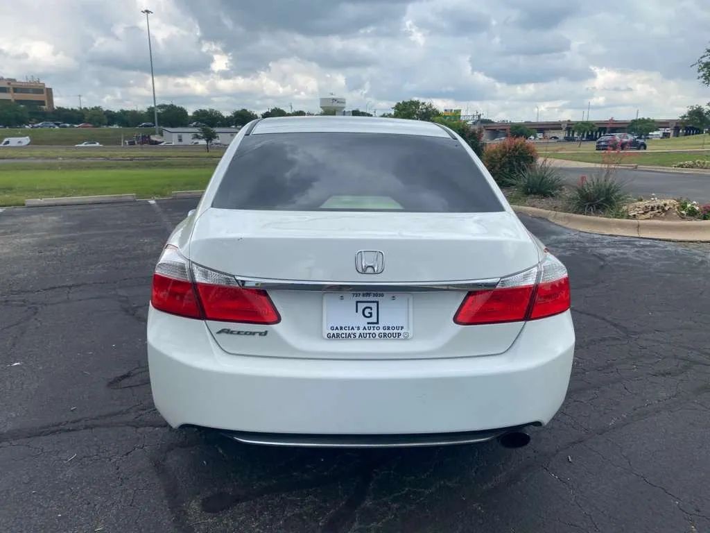 Honda Accord Sedan Vehicle Full-screen Gallery Image 6