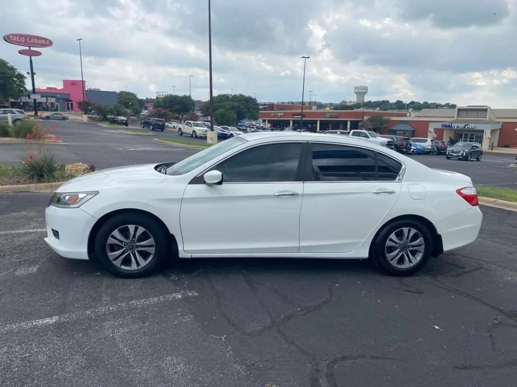 Honda Accord Sedan Vehicle Full-screen Gallery Image 7