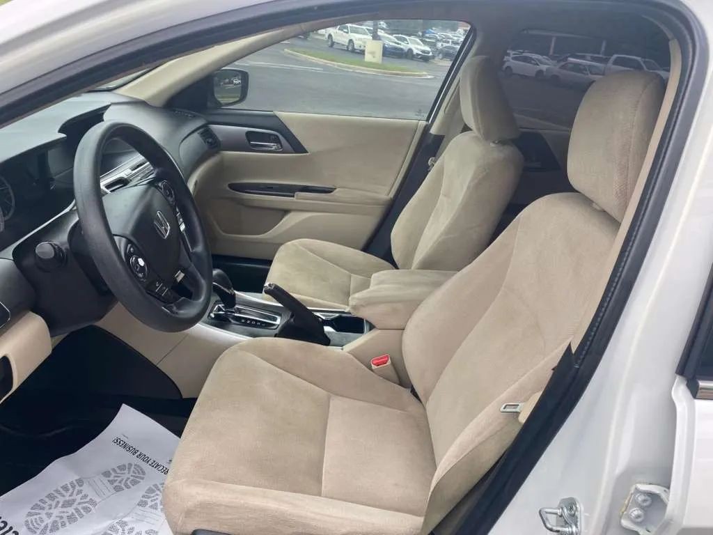 Honda Accord Sedan Vehicle Full-screen Gallery Image 8