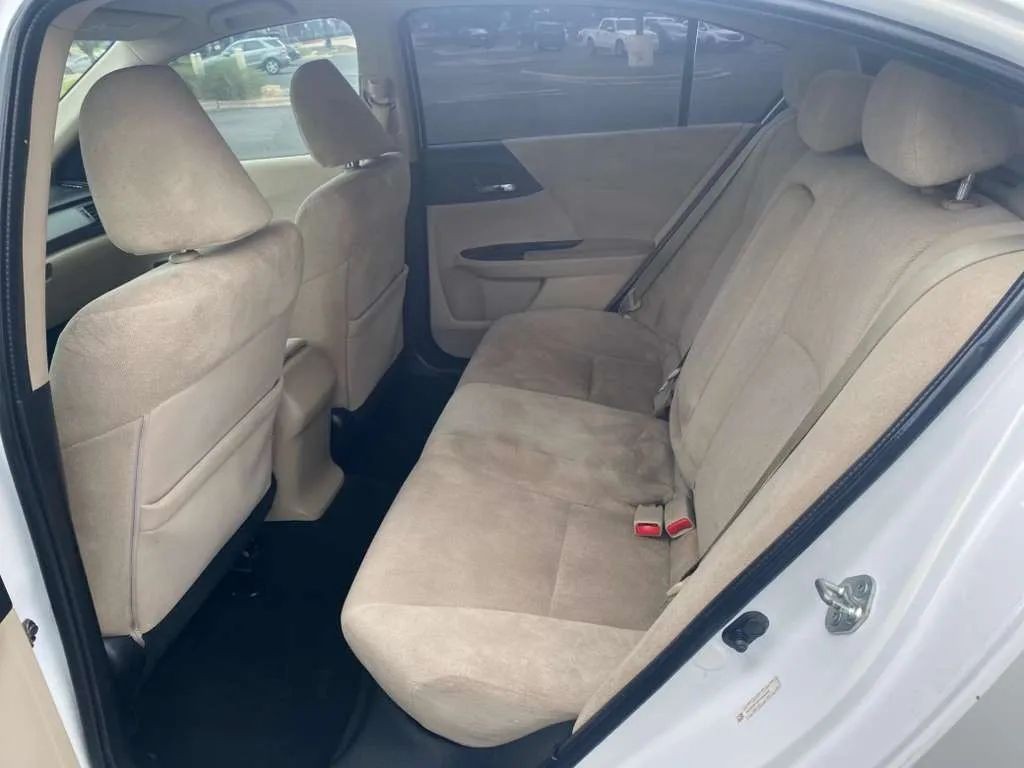 Honda Accord Sedan Vehicle Full-screen Gallery Image 9