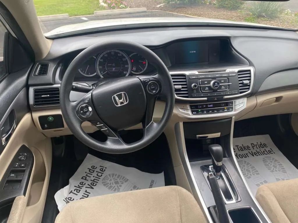 Honda Accord Sedan Vehicle Full-screen Gallery Image 10