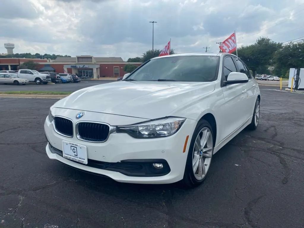 BMW 3 Series Vehicle Full-screen Gallery Image 2