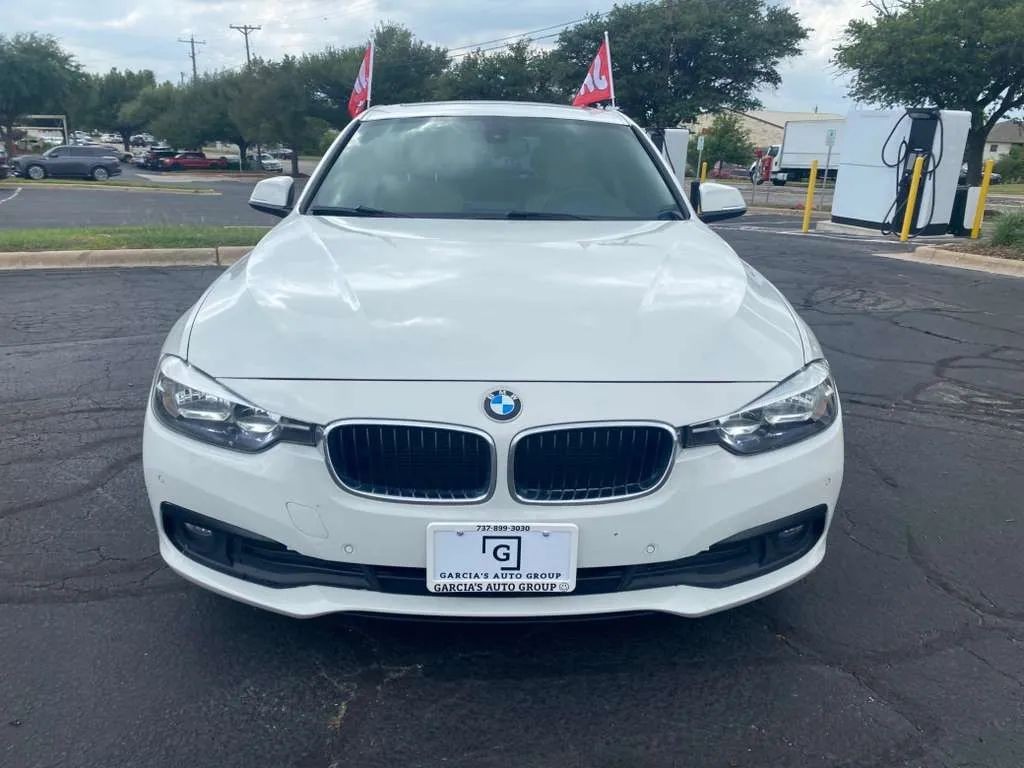 BMW 3 Series Vehicle Full-screen Gallery Image 3