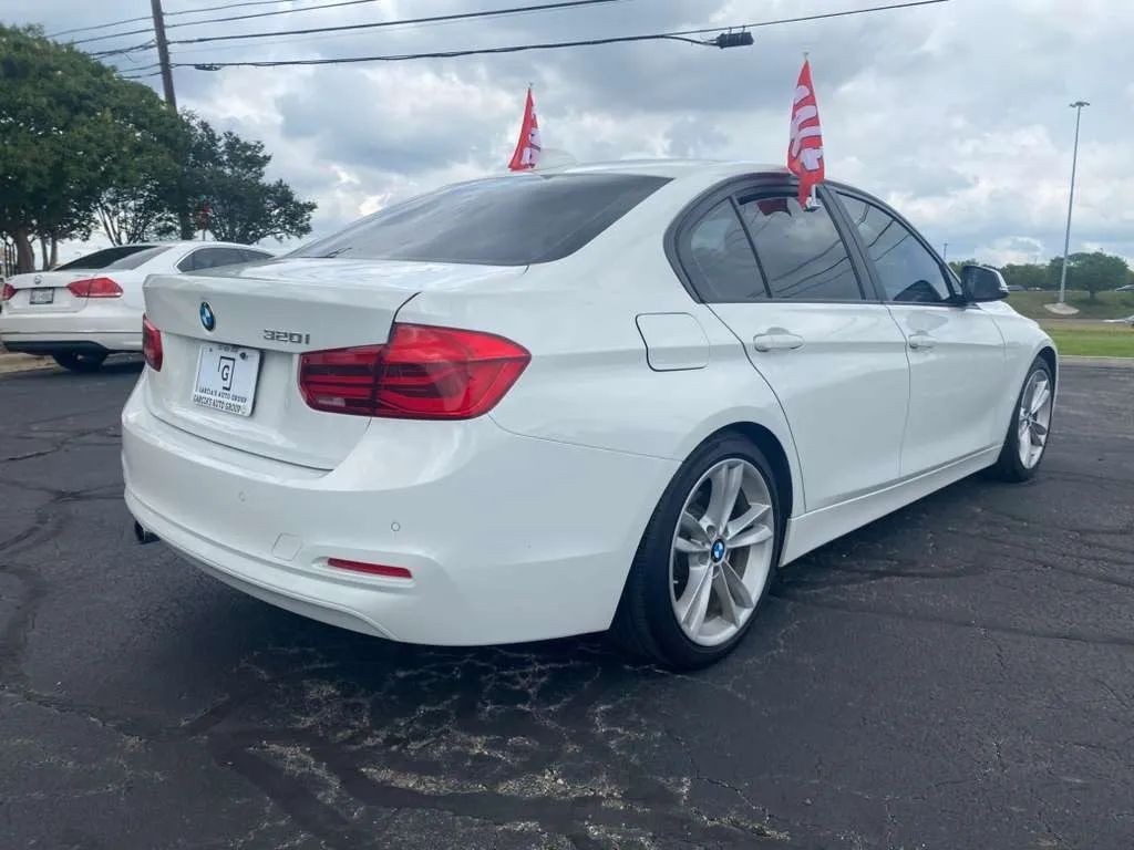 BMW 3 Series Vehicle Full-screen Gallery Image 5