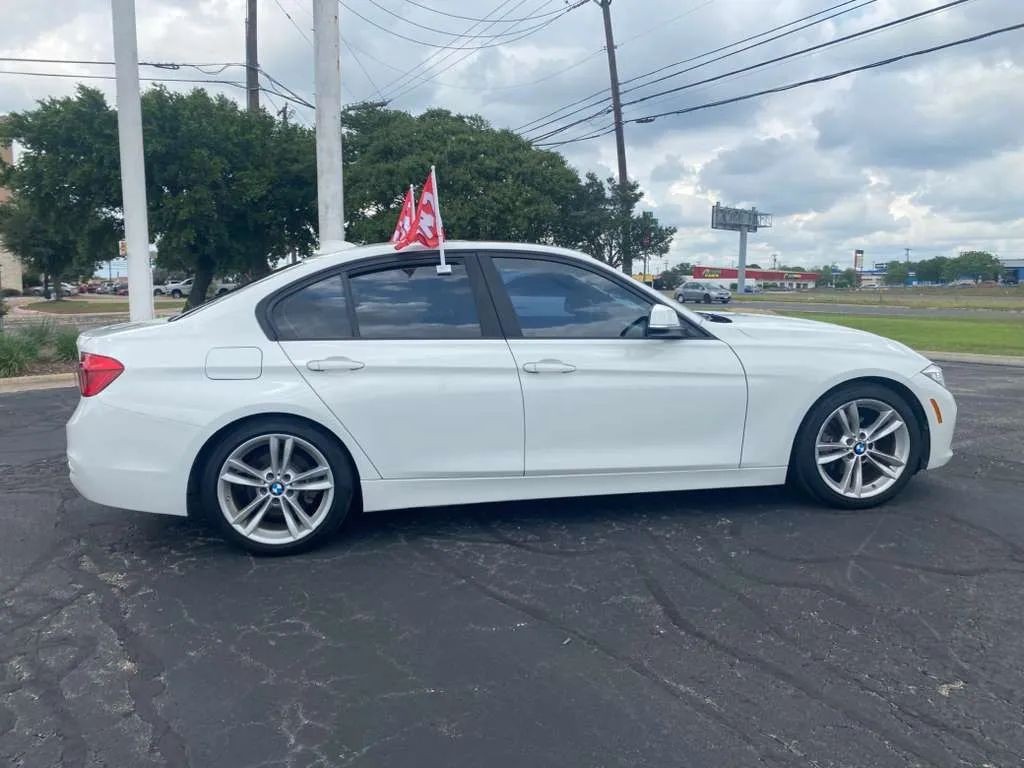 BMW 3 Series Vehicle Full-screen Gallery Image 6