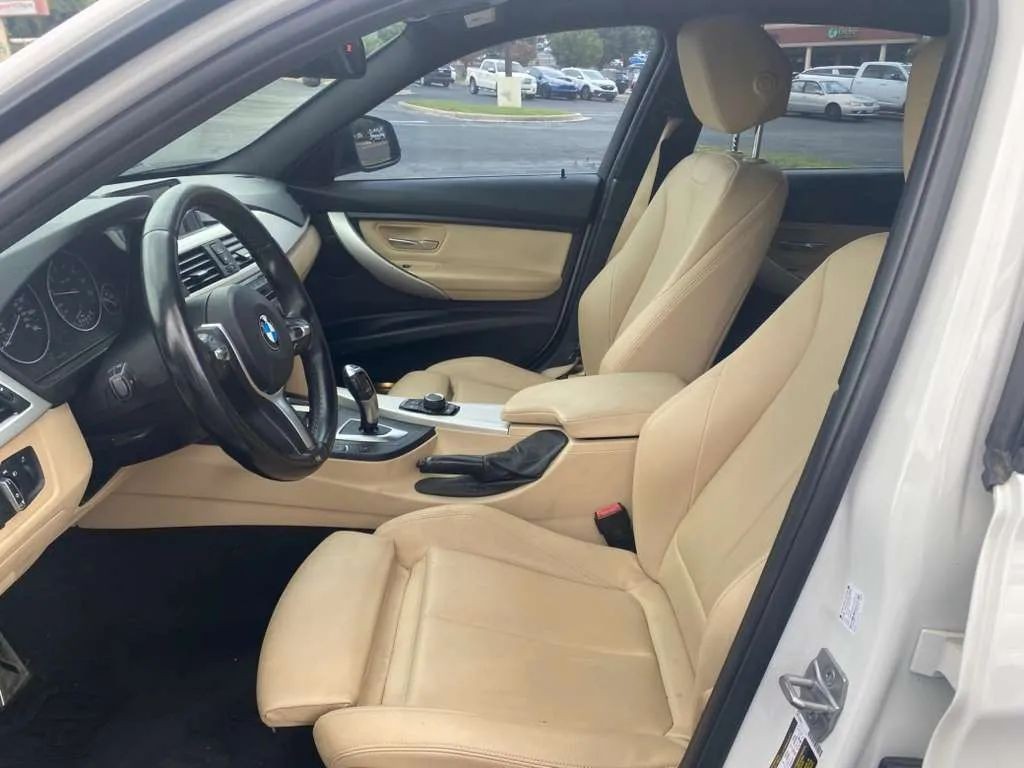 BMW 3 Series Vehicle Full-screen Gallery Image 7