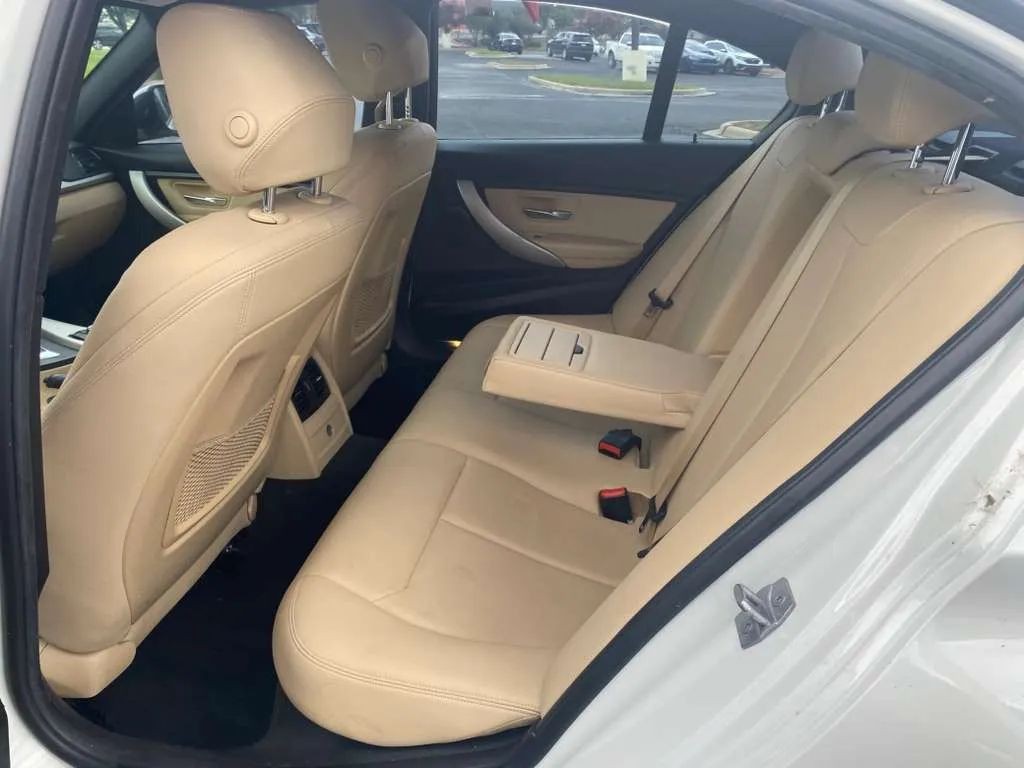 BMW 3 Series Vehicle Full-screen Gallery Image 8