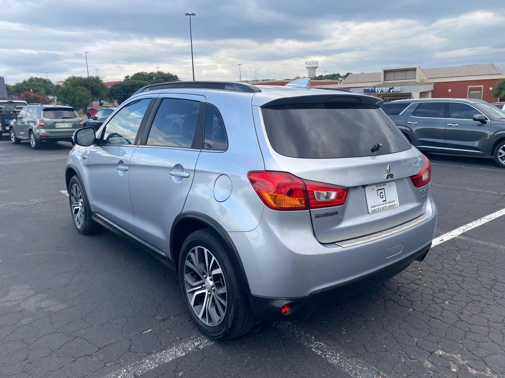 Mitsubishi Outlander Sport Vehicle Full-screen Gallery Image 3
