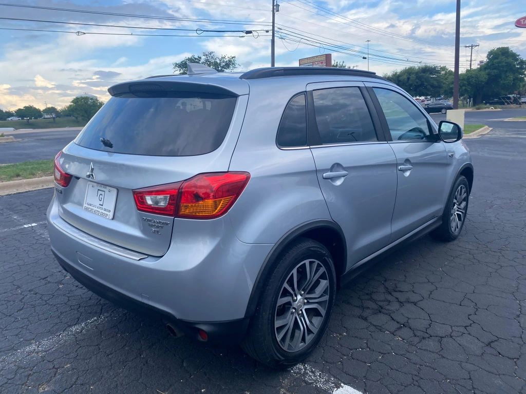 Mitsubishi Outlander Sport Vehicle Full-screen Gallery Image 4