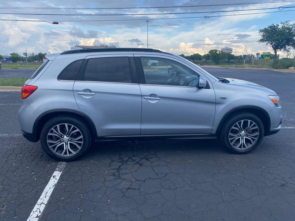 Mitsubishi Outlander Sport Vehicle Full-screen Gallery Image 7