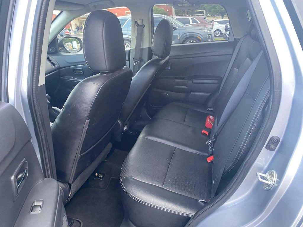 Mitsubishi Outlander Sport Vehicle Full-screen Gallery Image 10