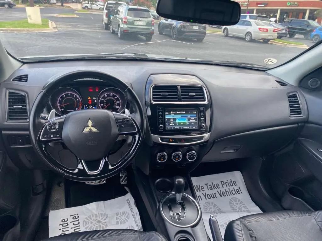 Mitsubishi Outlander Sport Vehicle Full-screen Gallery Image 11