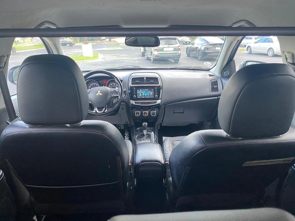Mitsubishi Outlander Sport Vehicle Full-screen Gallery Image 12