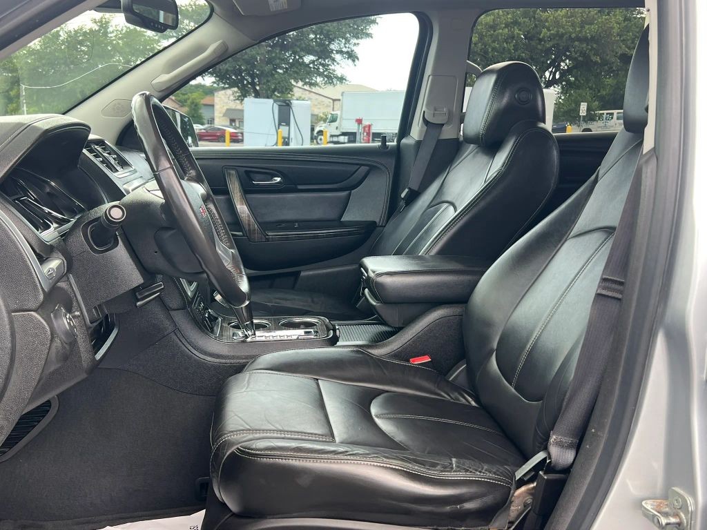 GMC Acadia Vehicle Full-screen Gallery Image 5