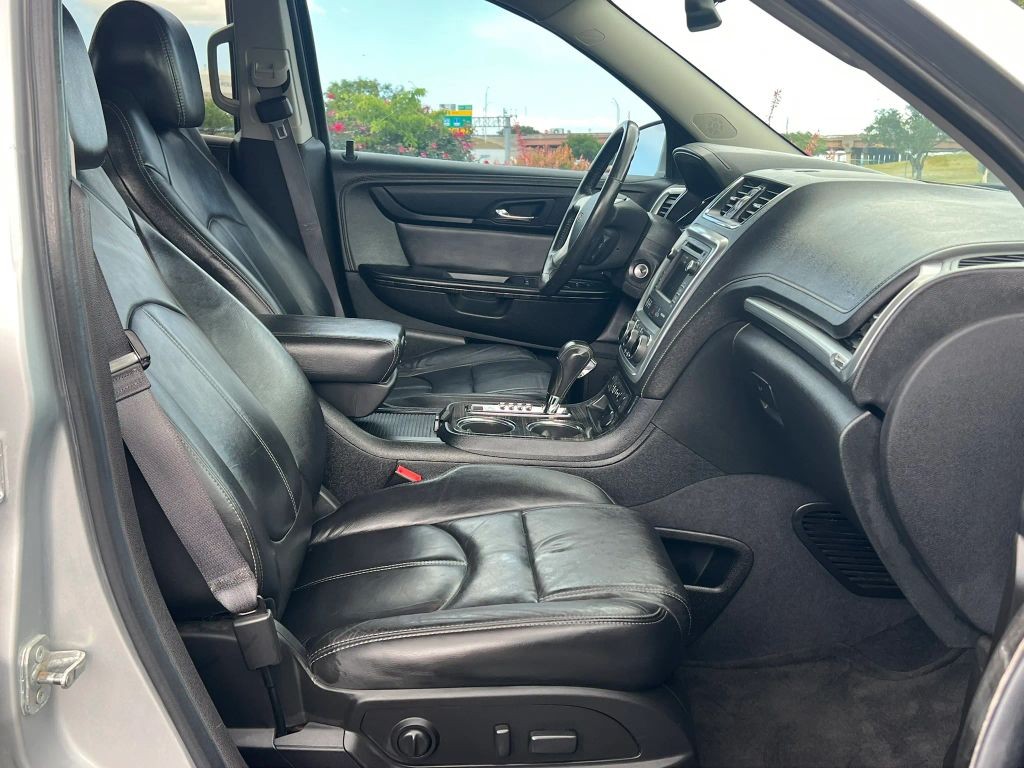 GMC Acadia Vehicle Full-screen Gallery Image 6