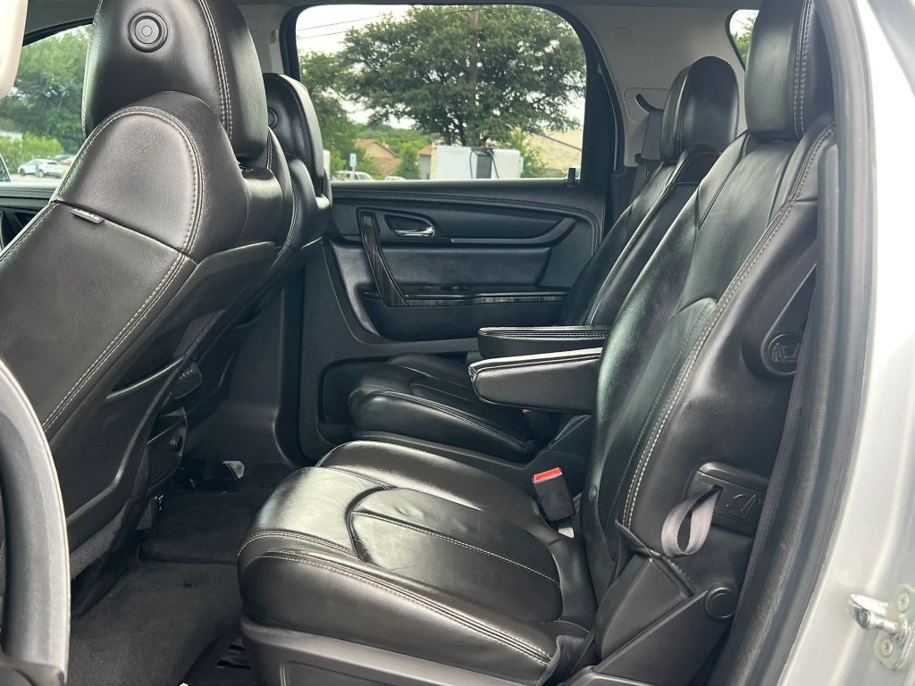 GMC Acadia Vehicle Full-screen Gallery Image 7