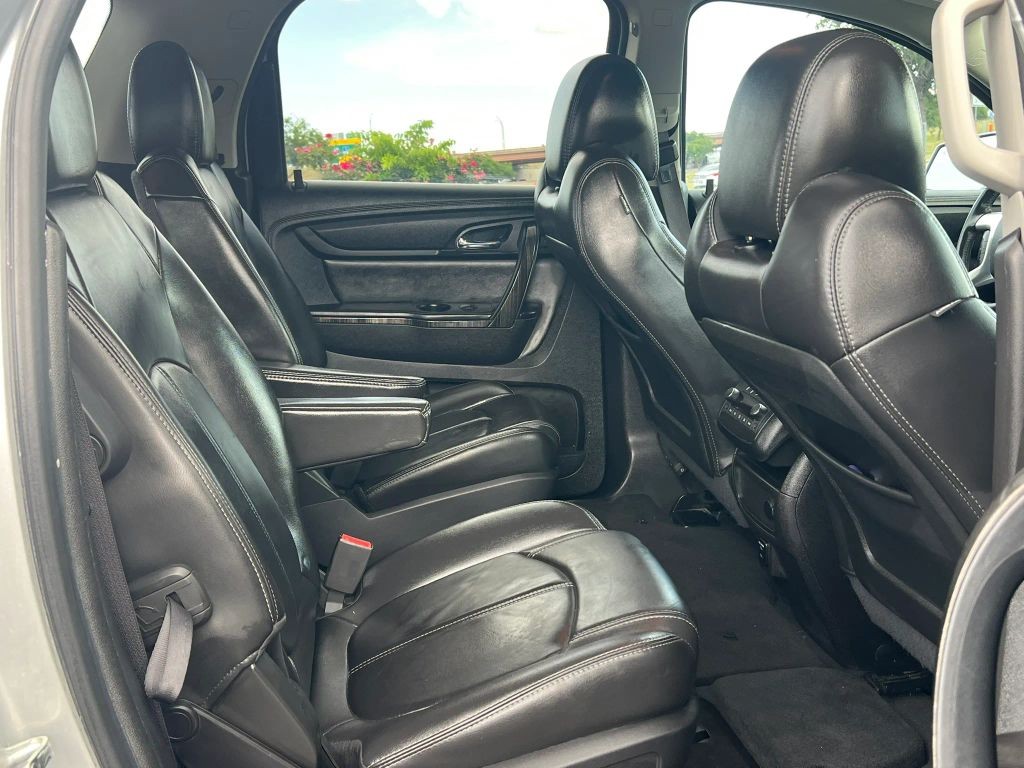 GMC Acadia Vehicle Full-screen Gallery Image 8