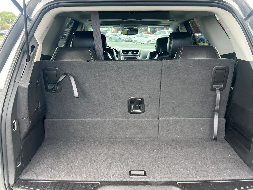 GMC Acadia Vehicle Full-screen Gallery Image 10