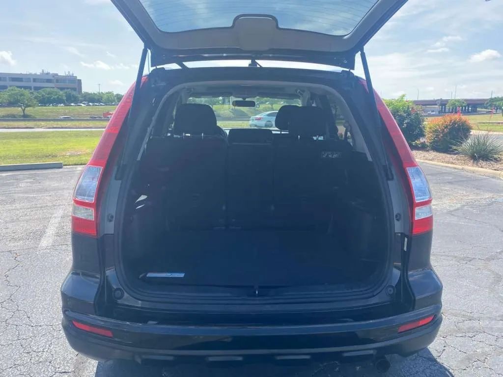 Toyota RAV4 Vehicle Full-screen Gallery Image 6