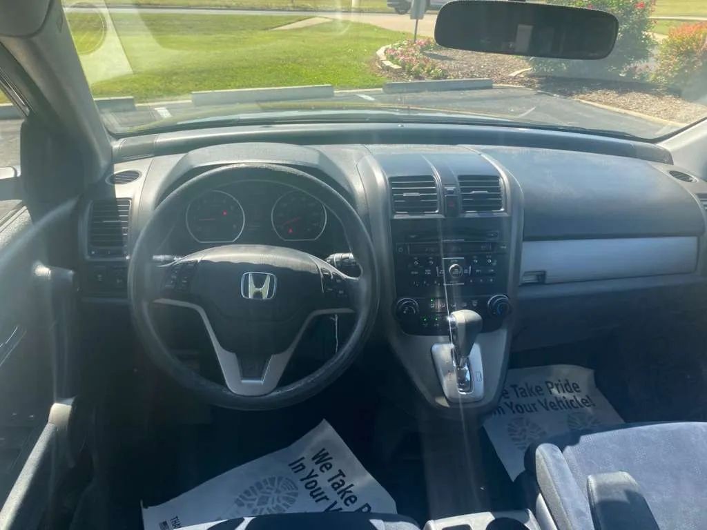 Toyota RAV4 Vehicle Full-screen Gallery Image 11