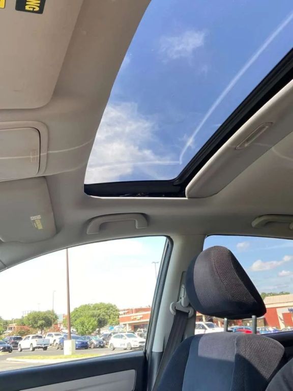 Toyota RAV4 Vehicle Full-screen Gallery Image 13