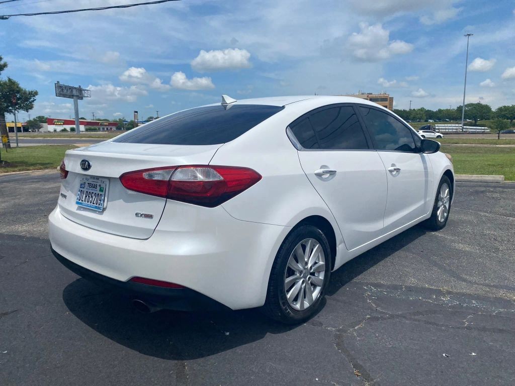 Kia Forte Vehicle Full-screen Gallery Image 3