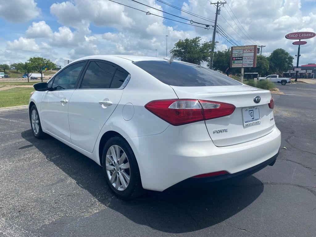 Kia Forte Vehicle Full-screen Gallery Image 4