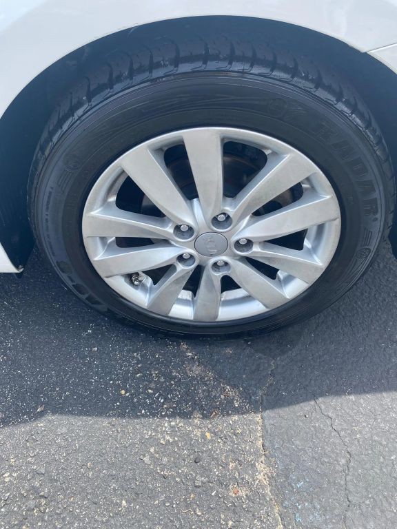 Kia Forte Vehicle Full-screen Gallery Image 11