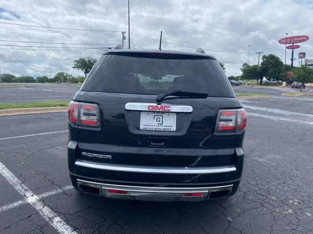 GMC Acadia Vehicle Full-screen Gallery Image 4