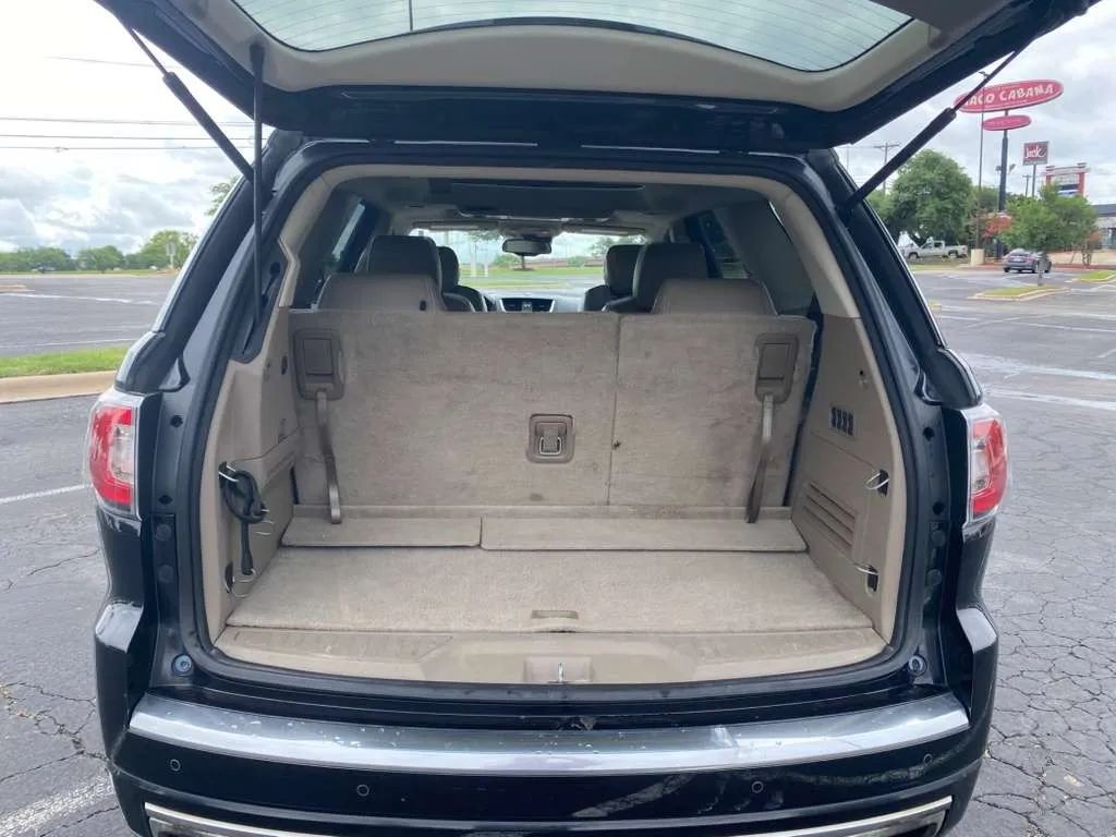 GMC Acadia Vehicle Full-screen Gallery Image 8