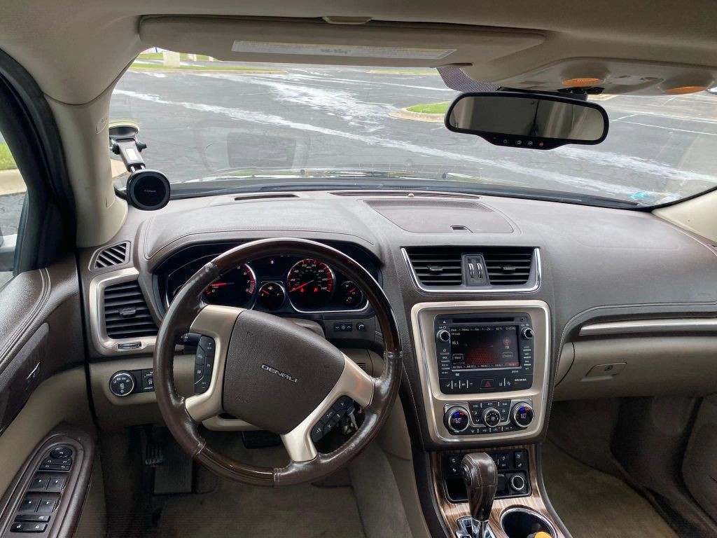 GMC Acadia Vehicle Full-screen Gallery Image 9