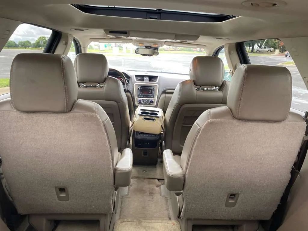 GMC Acadia Vehicle Full-screen Gallery Image 11