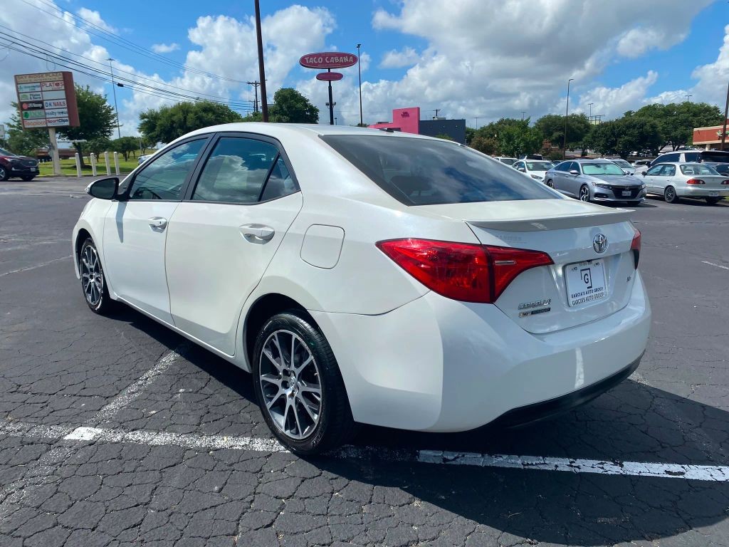 Toyota Corolla Vehicle Full-screen Gallery Image 4