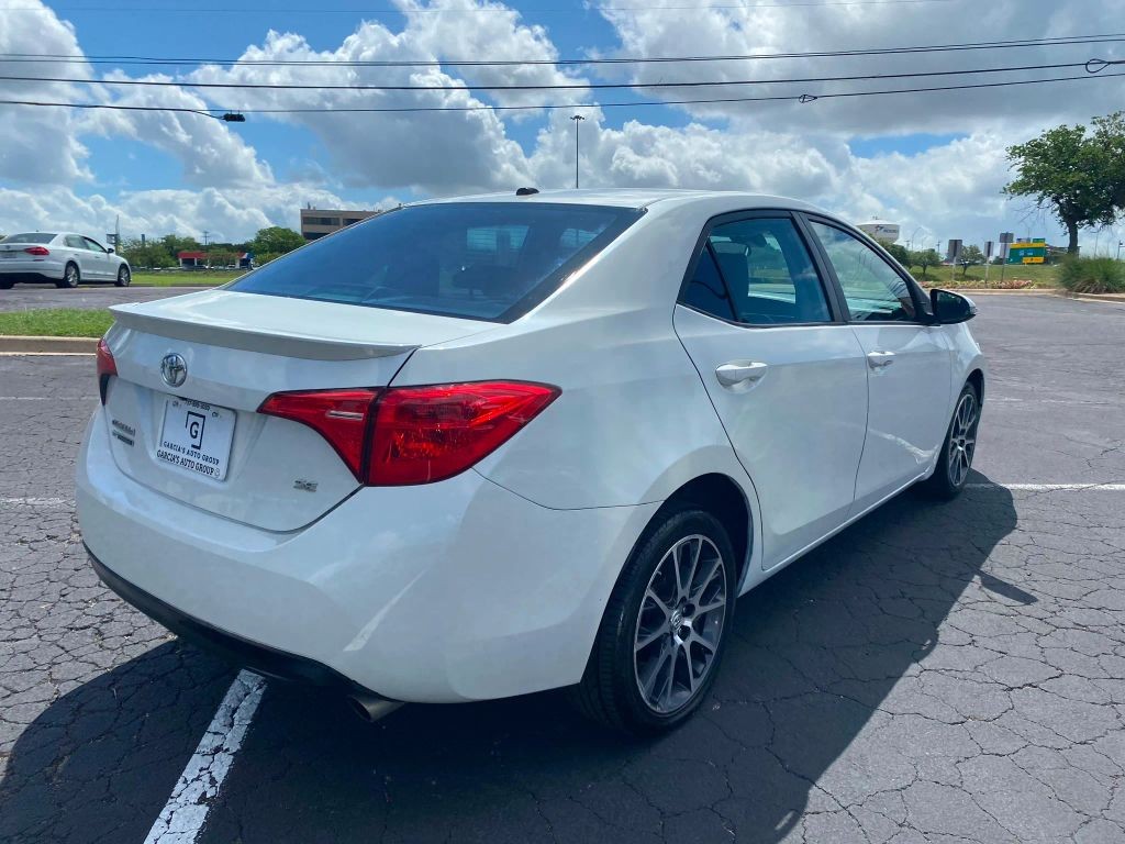 Toyota Corolla Vehicle Full-screen Gallery Image 5