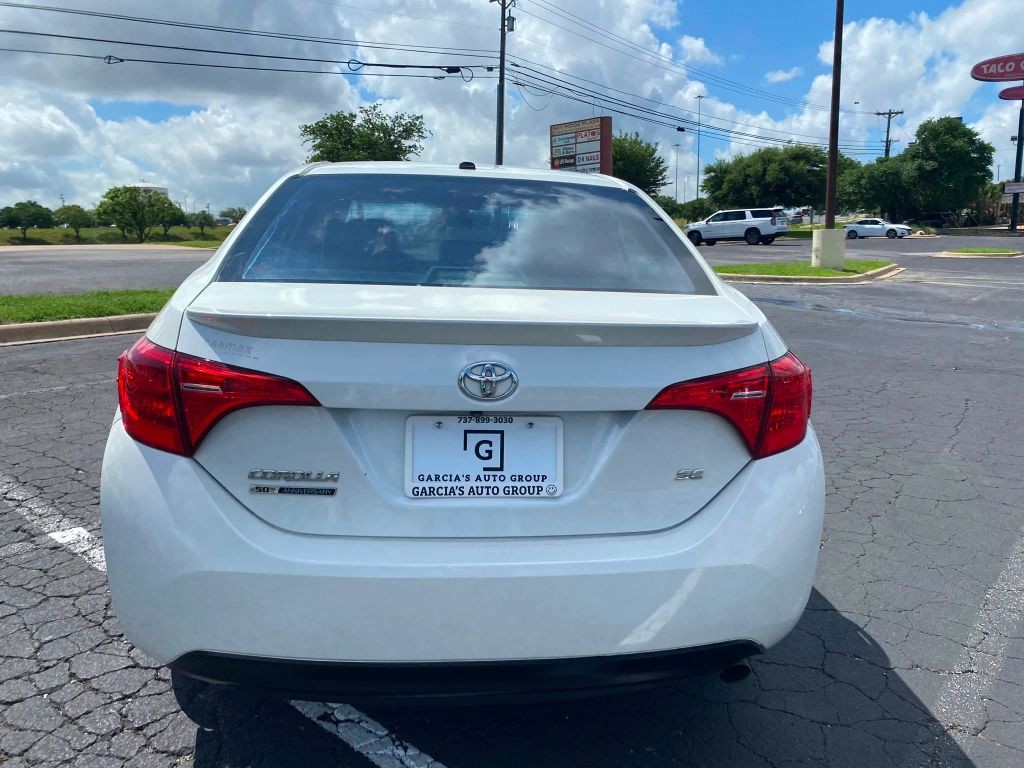 Toyota Corolla Vehicle Full-screen Gallery Image 6