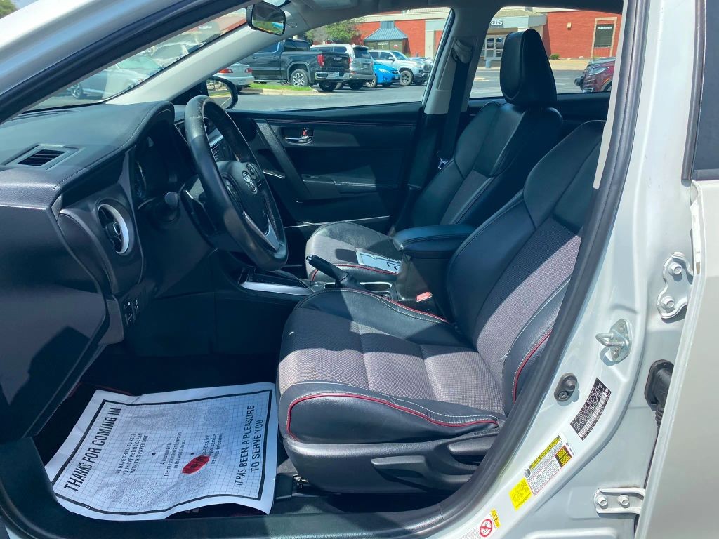 Toyota Corolla Vehicle Full-screen Gallery Image 8