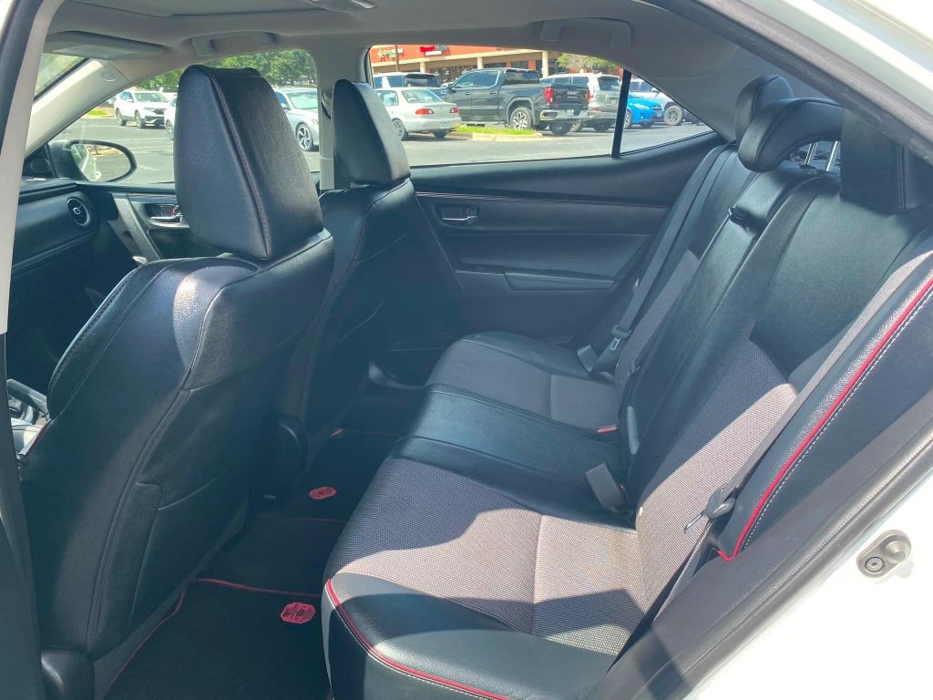 Toyota Corolla Vehicle Full-screen Gallery Image 9