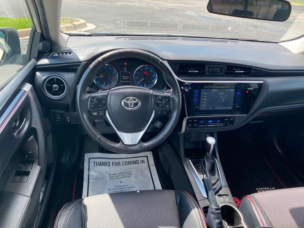 Toyota Corolla Vehicle Full-screen Gallery Image 10