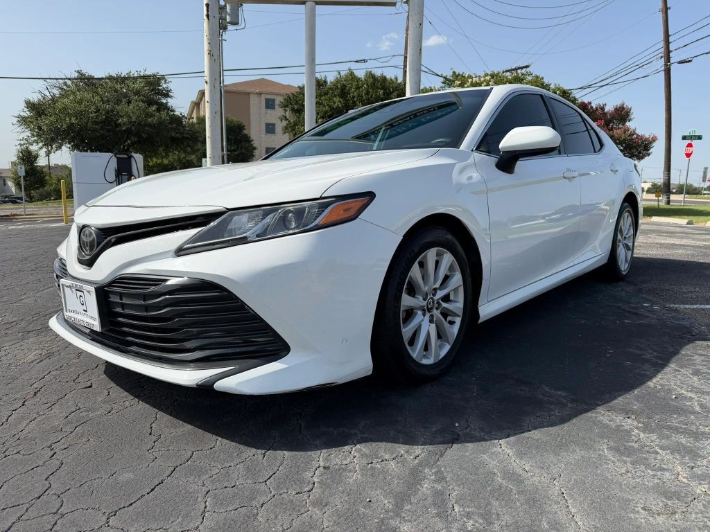Toyota Camry Vehicle Full-screen Gallery Image 2